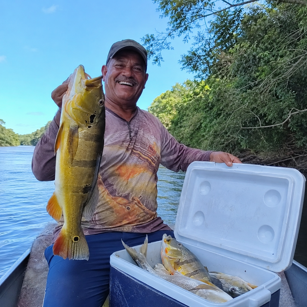 Benedito Alves com caixa cheia de peixes